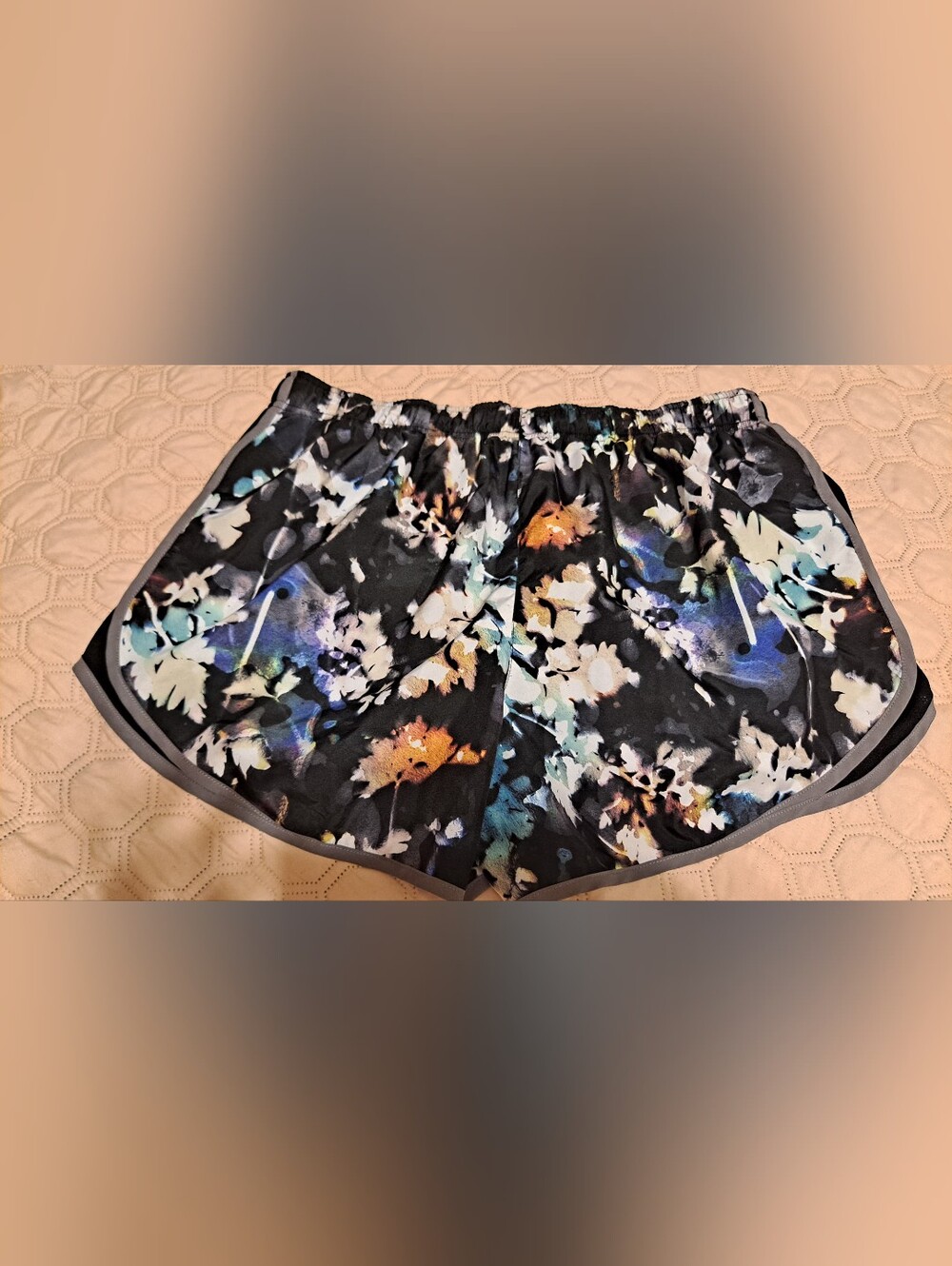 Nike Women’s Black Floral Athletic Shorts XL - Picture 2 of 5